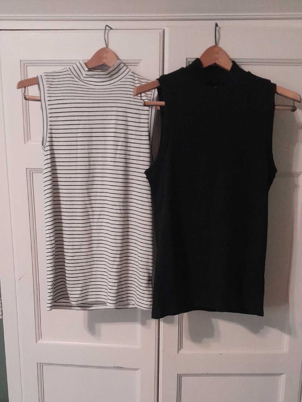 GAP Women’s Sleeveless Mock Neck Tank - Black & White Stripe Size Large